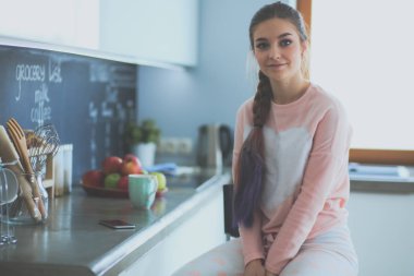 Mutfakta masada oturan genç kadın