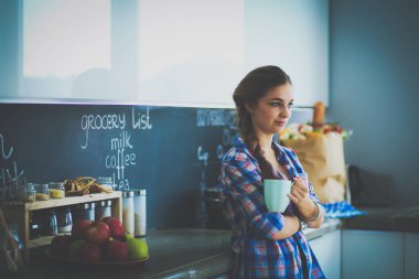 mutlu kadın evde Mutfakta çay içme