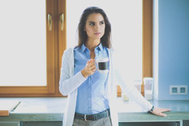 mutlu kadın evde Mutfakta çay içme