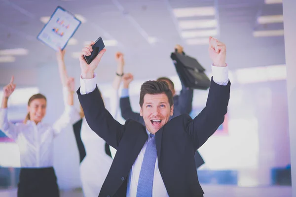 Business team festeggia un trionfo con le braccia alzate — Foto Stock