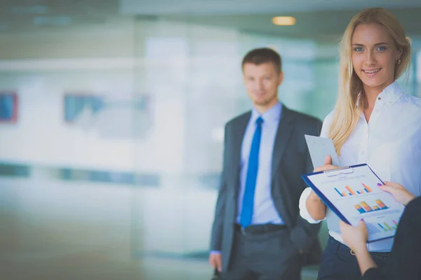 Portret van jonge zakenvrouw in functie met collega 's op de achtergrond — Stockfoto