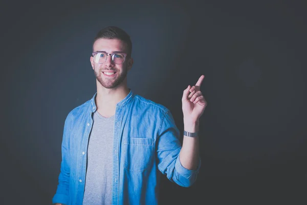 Retrato de un joven sonriente señalando hacia arriba —  Fotos de Stock