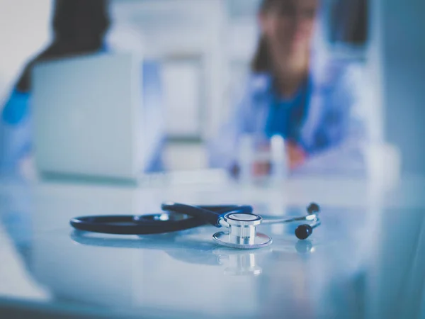 Två glada leende unga medicinska människor handskakning på kontoret — Stockfoto