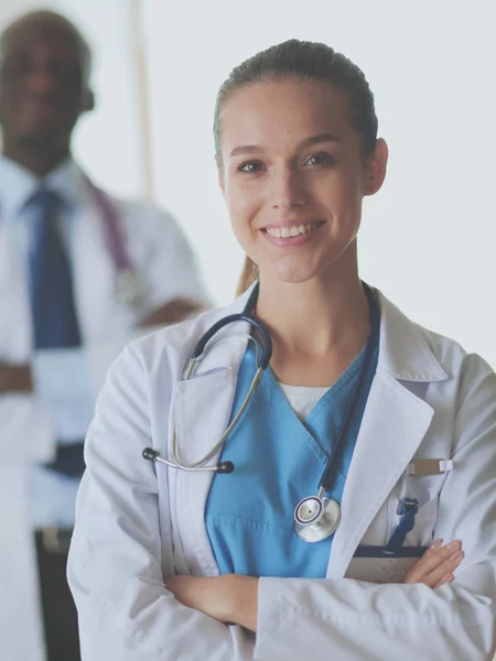 Usmívající se doktorka se složkou v uniformě — Stock fotografie