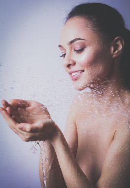 Genç beautyful kadın banyoda duş altında