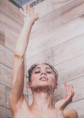 Genç beautyful kadın banyoda duş altında