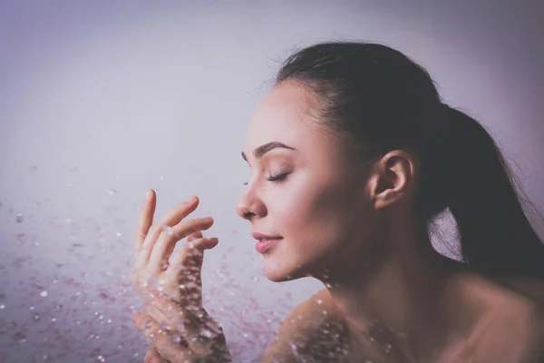 Jeune femme belle sous la douche dans la salle de bain — Photo