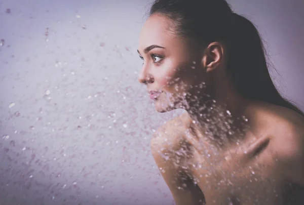 Jovem mulher bonita sob o chuveiro no banheiro — Fotografia de Stock