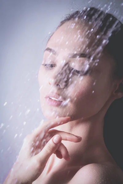 Junge schöne Frau unter der Dusche im Badezimmer — Stockfoto