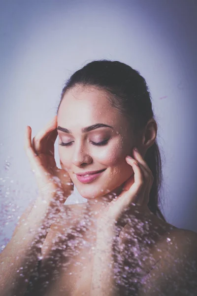 Молодая красивая женщина под душем в ванной комнате — стоковое фото