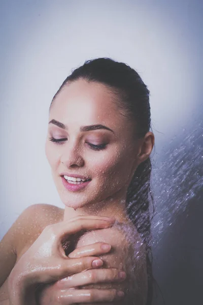 Genç beautyful kadın banyoda duş altında — Stok fotoğraf