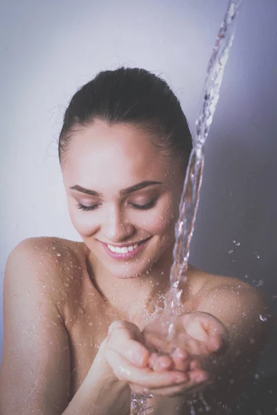 Jonge beautyful vrouw onder de douche in de badkamer — Stockfoto