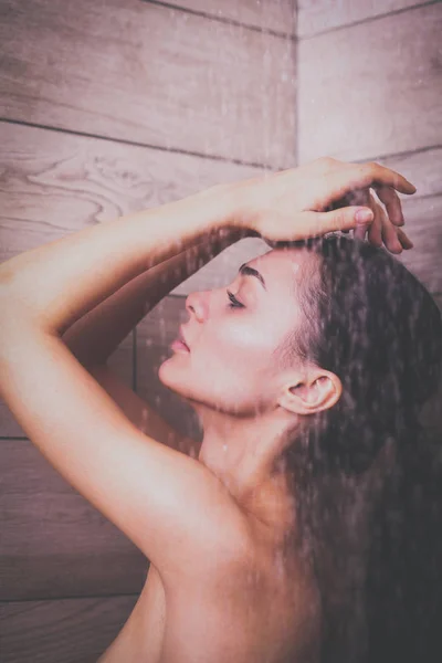 浴室のシャワーの下で若い美しい女性 — ストック写真