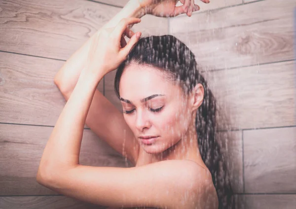 Jovem mulher bonita sob o chuveiro no banheiro — Fotografia de Stock