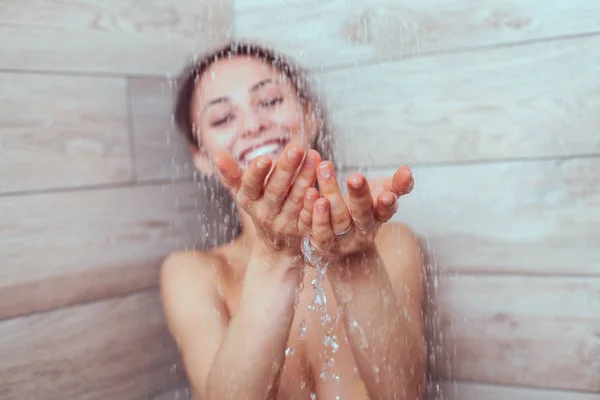 Jonge beautyful vrouw onder de douche in de badkamer — Stockfoto