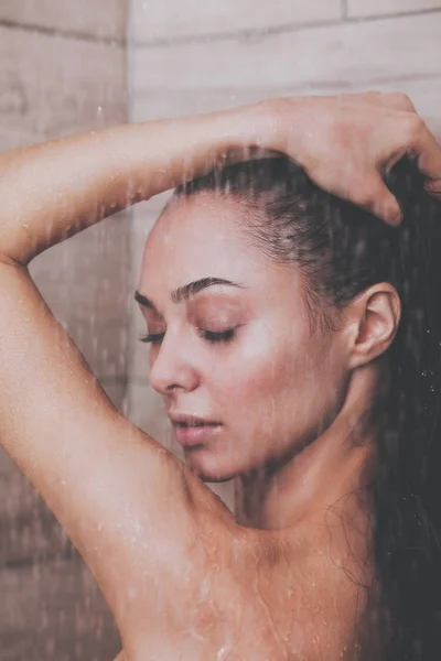 Joven mujer hermosa bajo la ducha en el baño — Foto de Stock