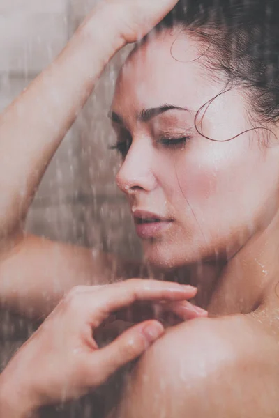 Jovem mulher bonita sob o chuveiro no banheiro — Fotografia de Stock