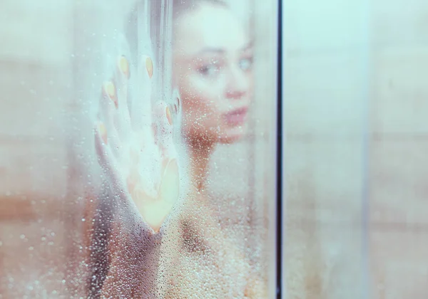 Młoda kobieta beautyful pod prysznic w łazience — Zdjęcie stockowe