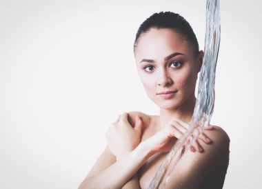 Genç beautyful kadın banyoda duş altında