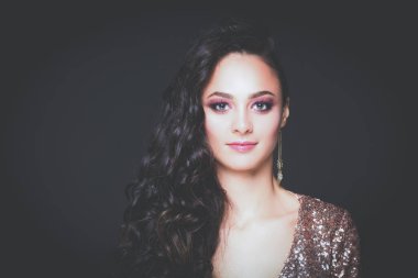 Abiye siyah arka plan üzerine güzel genç kadın