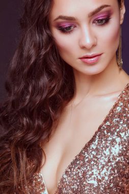 Abiye siyah arka plan üzerine güzel genç kadın