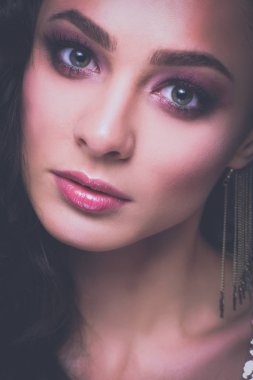 Abiye siyah arka plan üzerine güzel genç kadın