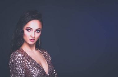 Abiye siyah arka plan üzerine güzel genç kadın