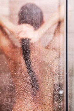 Genç beautyful kadın banyoda duş altında