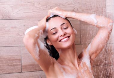 Genç beautyful kadın banyoda duş altında