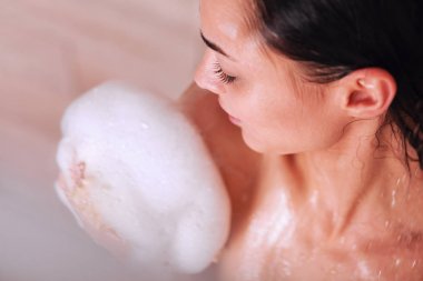 Genç beautyful kadın banyoda duş altında