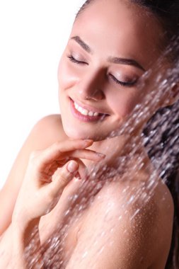 Genç beautyful kadın banyoda duş altında