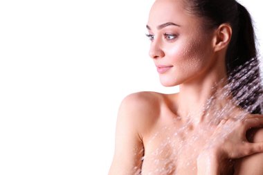 Genç beautyful kadın banyoda duş altında