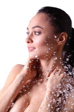 Genç beautyful kadın banyoda duş altında