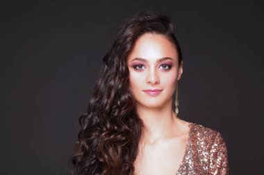 Abiye siyah arka plan üzerine güzel genç kadın