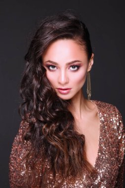 Abiye siyah arka plan üzerine güzel genç kadın