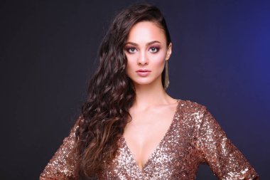 Abiye siyah arka plan üzerine güzel genç kadın