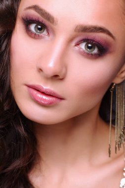 Abiye siyah arka plan üzerine güzel genç kadın