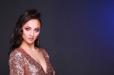 Abiye siyah arka plan üzerine güzel genç kadın