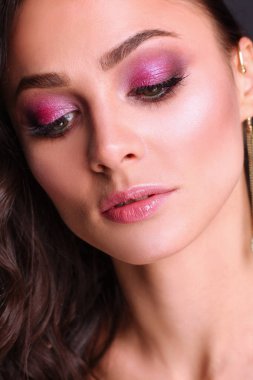 Profesyonel makyajlı güzel bir kadın.