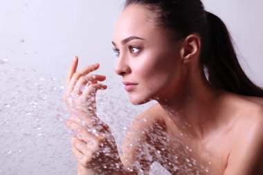 Genç beautyful kadın banyoda duş altında