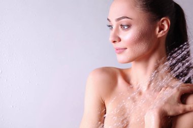 Genç beautyful kadın banyoda duş altında