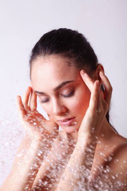 Genç beautyful kadın banyoda duş altında