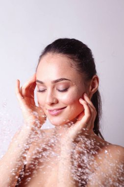 Genç beautyful kadın banyoda duş altında