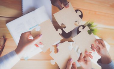 Parçalı bulmaca holding iş adamları, yakın çekim fotoğraf