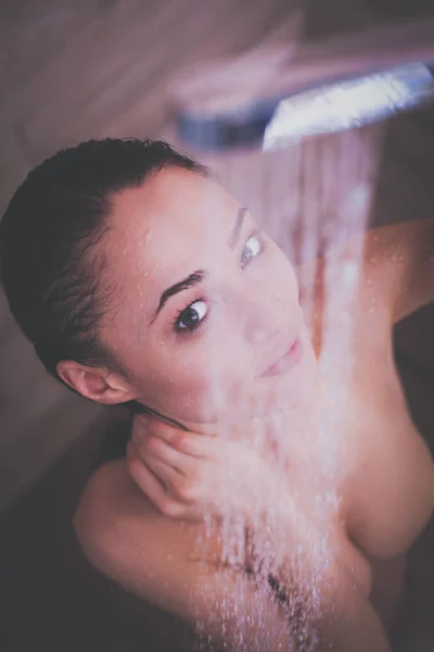 Jovem mulher bonita sob o chuveiro no banheiro — Fotografia de Stock