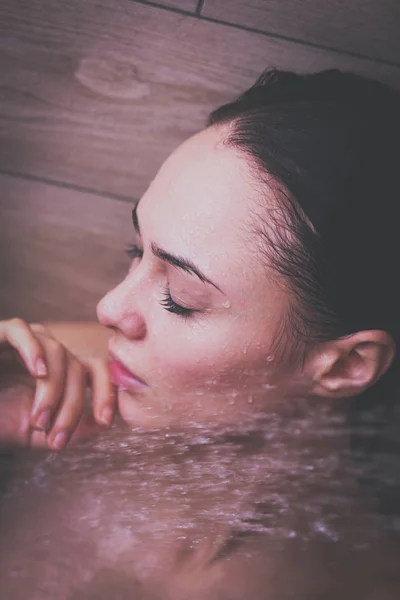 Jonge beautyful vrouw onder de douche in de badkamer — Stockfoto