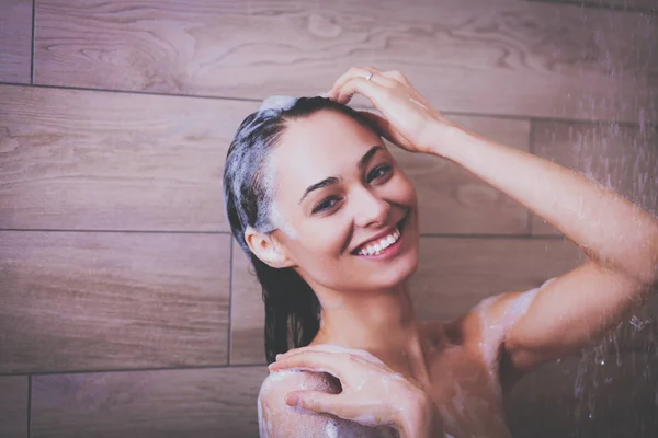 Jovem mulher bonita sob o chuveiro no banheiro — Fotografia de Stock