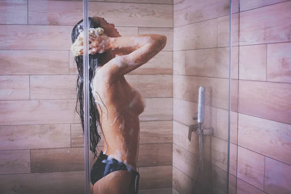 Jovem mulher bonita sob o chuveiro no banheiro — Fotografia de Stock