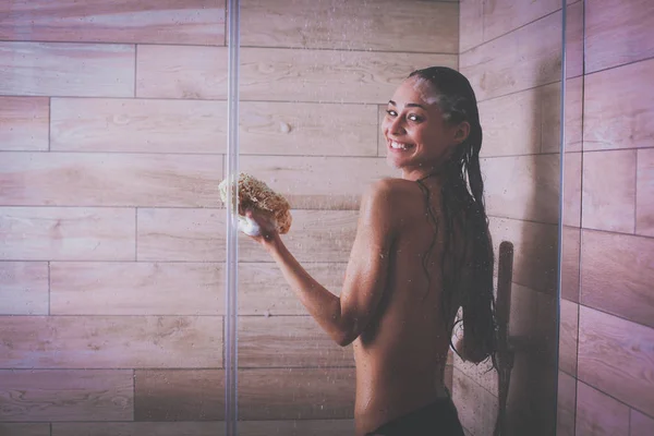 Jovem mulher bonita sob o chuveiro no banheiro — Fotografia de Stock