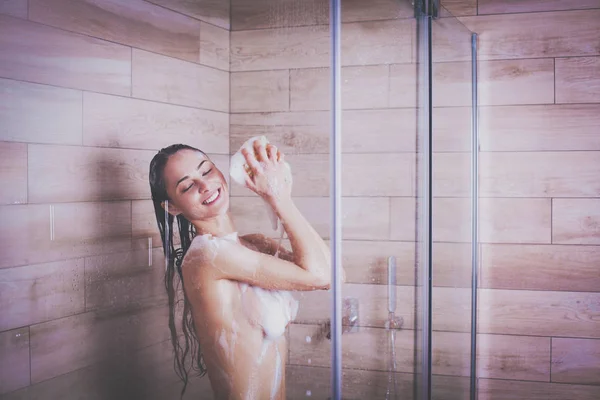 Jovem mulher bonita sob o chuveiro no banheiro — Fotografia de Stock